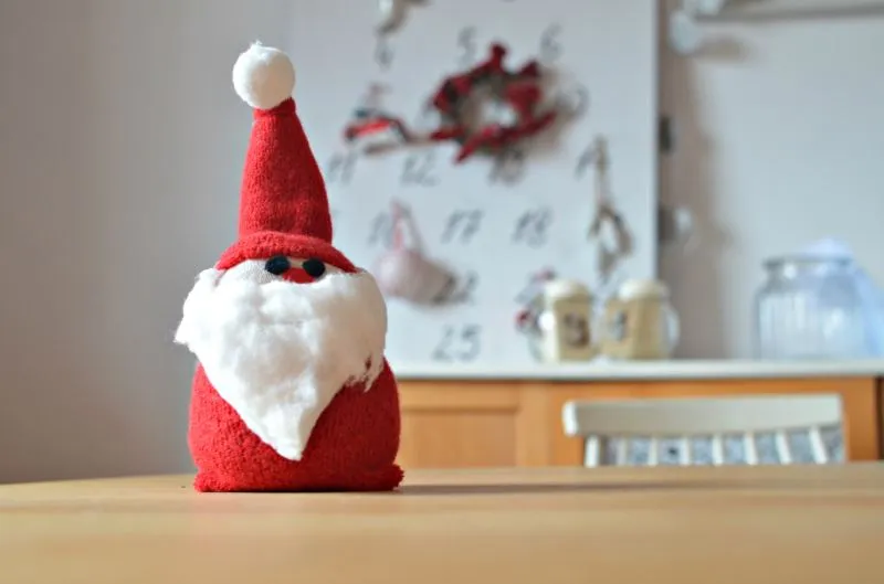 Zdjęcie Jak zrobić mikołaja ze skarpetki – prosty sposób na świąteczną dekorację