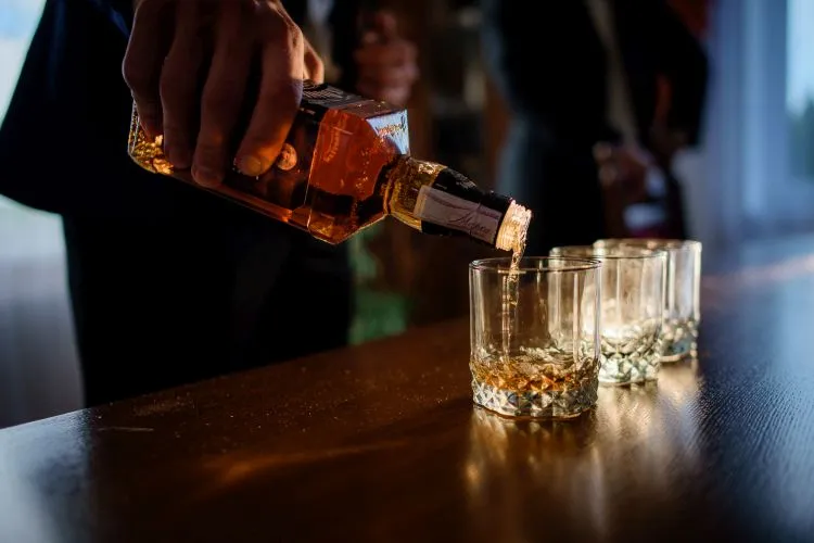 Zdjęcie Ile kalorii ma drink whisky z colą? Zaskakujące fakty o kaloriach