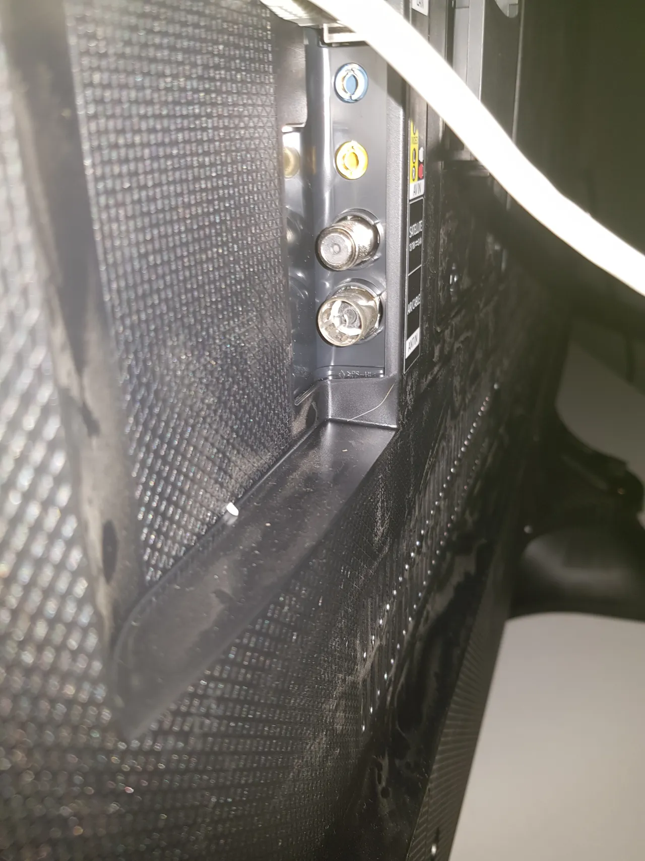 Zdjęcie Gdzie jest wejście na słuchawki w telewizorze Samsung? Oto odpowiedzi