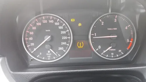 Zdjęcie Jak skasować błąd ciśnienia opon w BMW E90 i uniknąć problemów