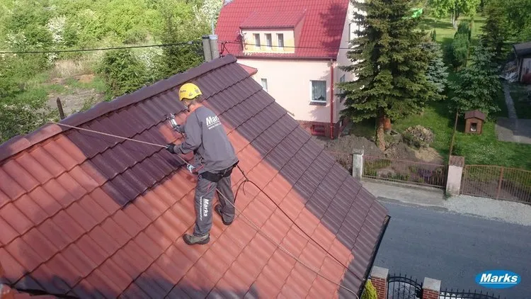 Zdjęcie Jaka farba do dachówki betonowej zapewni trwałość i estetykę dachu?
