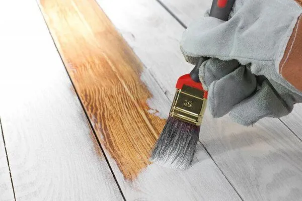 Zdjęcie Jak malować drewno na biało, aby uzyskać trwały i piękny efekt?