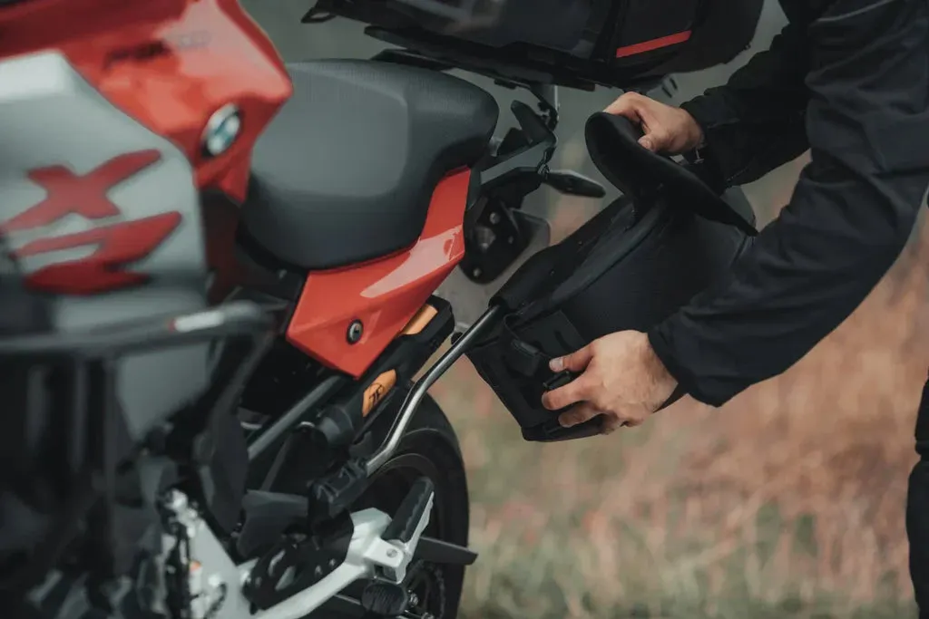 Zdjęcie Jak zamontować sakwy motocyklowe - proste kroki dla bezpieczeństwa