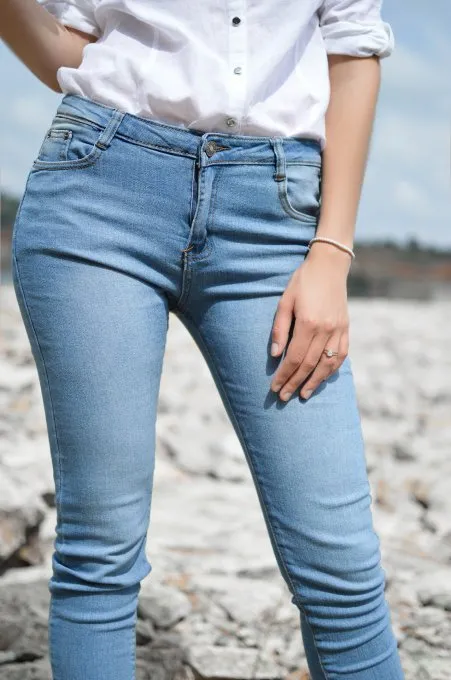 Zdjęcie Spodnie skinny fit damskie - co to znaczy i jak je nosić?