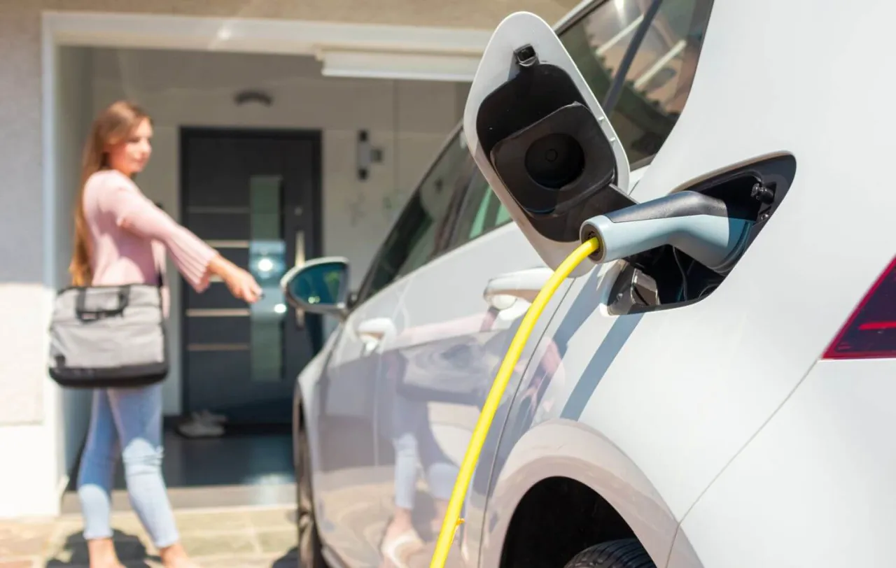 Zdjęcie Ile kosztuje ładowanie samochodu elektrycznego w domu? Sprawdź, jak zaoszczędzić