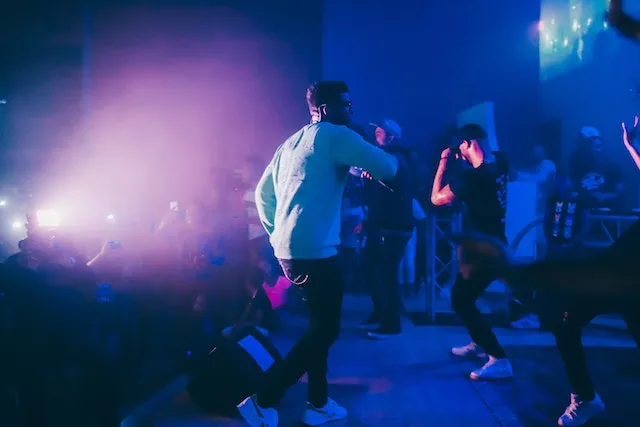 Zdjęcie Jak się ubrać na koncert hip hopowy, by wyróżnić się stylem?