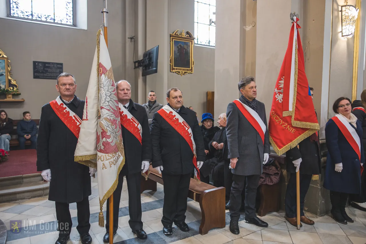 Zdjęcie Kiedy opuszczać sztandar w kościele? Kluczowe zasady i momenty do zapamiętania