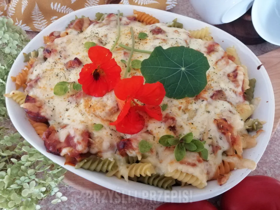 Zdjęcie Szybka zapiekanka z makaronem i kiełbasą w sosie śmietanowym na obiad