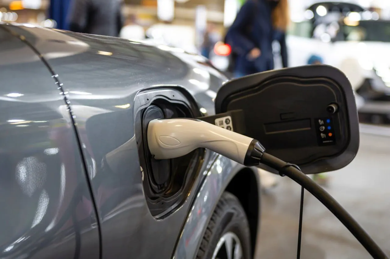 Zdjęcie Jak ładować samochód elektryczny w bloku bez zbędnych kosztów?
