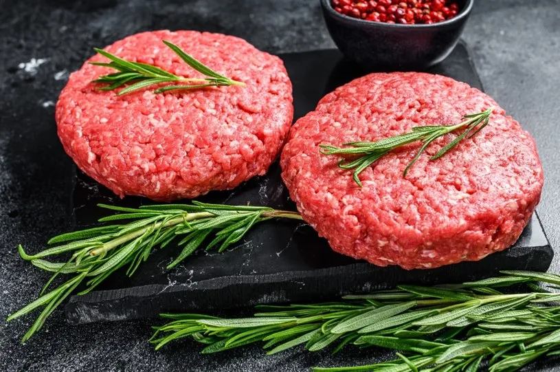 Zdjęcie Jak zrobić kotlet do hamburgera, który zachwyci Twoich gości
