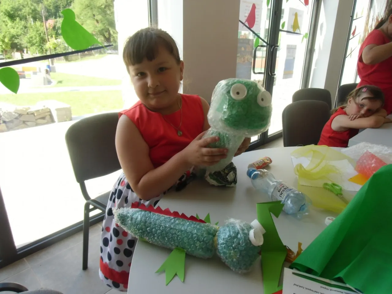 Zdjęcie Jak zrobić smoka z butelek plastikowych – proste kroki do kreatywności