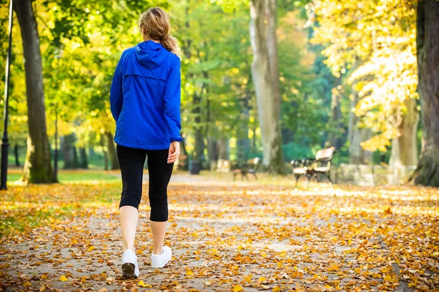 Zdjęcie 5 km spacer ile kalorii - prawdziwe wyniki spalania dla różnych wag