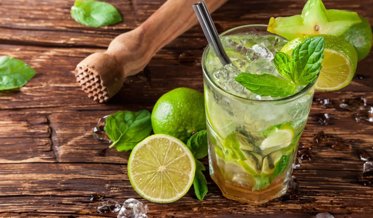 Zdjęcie Pyszny drink z syropem mojito i wódką – łatwy przepis na koktajl