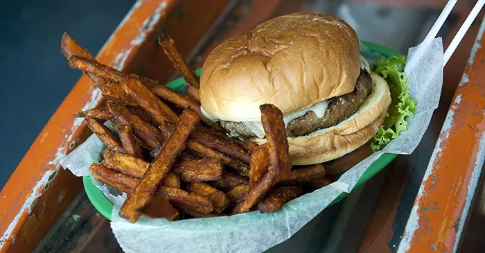 Zdjęcie Jak wygląda hamburger? Odkryj jego składniki i różne style