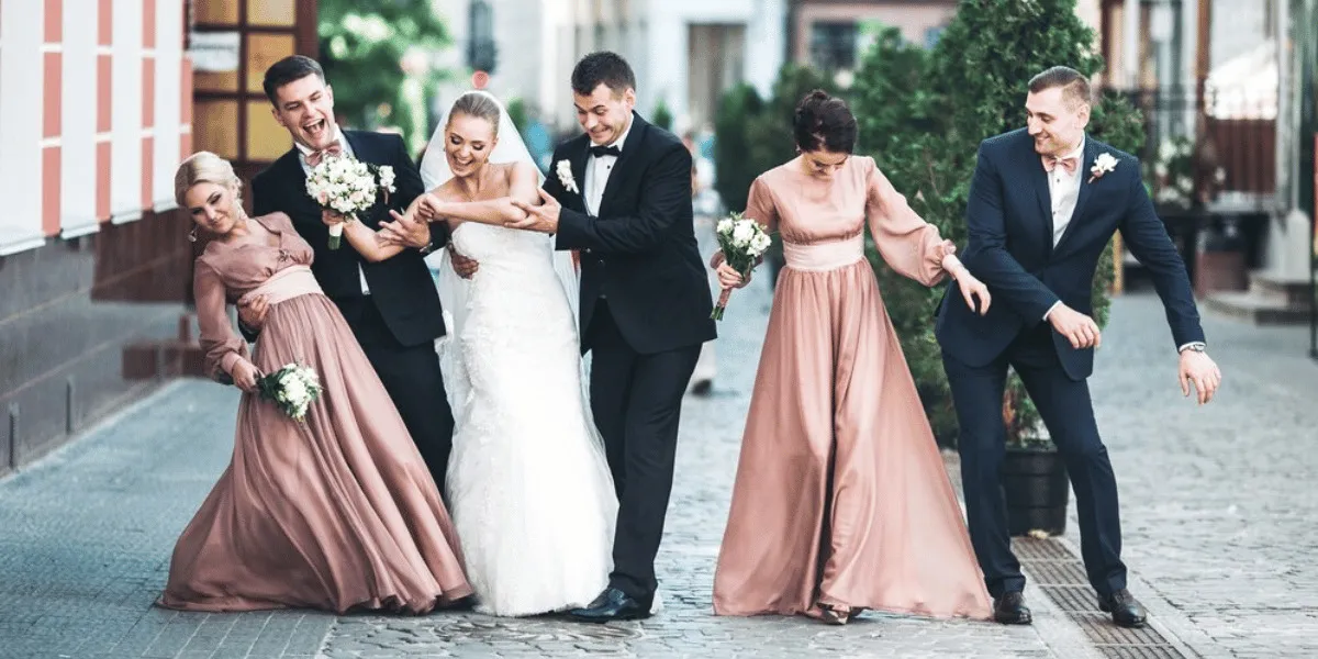 Zdjęcie W czym na wesele po 40? Eleganckie stylizacje, które zachwycą