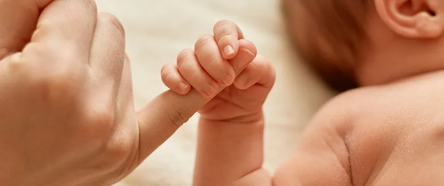 Zdjęcie Odruch moro kiedy zanika? Sprawdź, co powinieneś wiedzieć o rozwoju dziecka