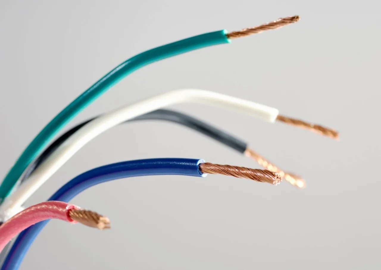 Zdjęcie Czerwony i czarny kabel - który to plus? Uniknij kosztownych błędów