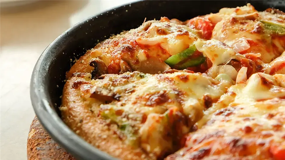 Zdjęcie Jak zrobić pizzę na patelni w 15 minut i uniknąć błędów