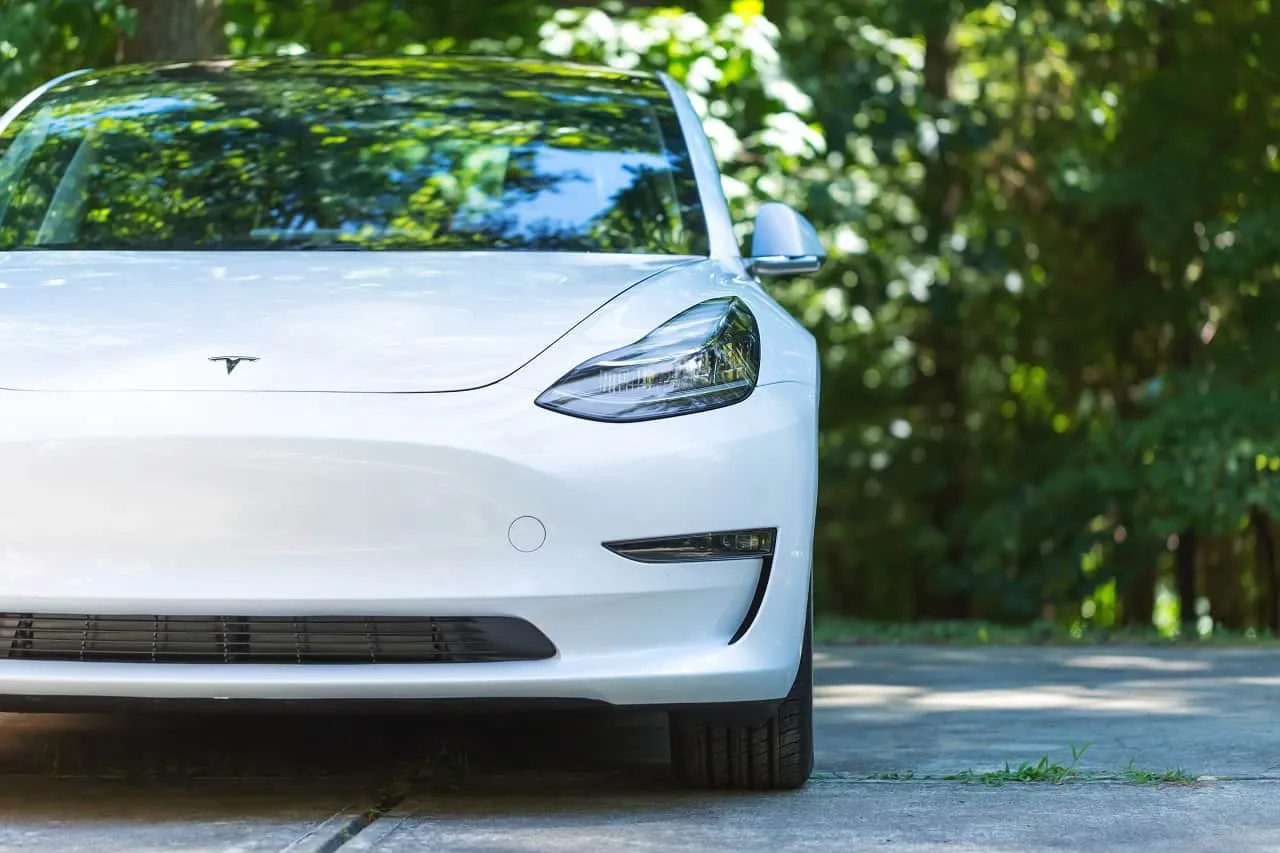 Zdjęcie Ile kosztuje samochód elektryczny Tesla? Zaskakujące ceny modeli!
