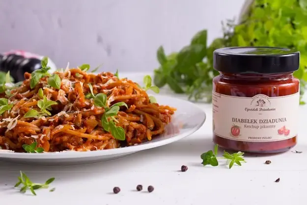 Zdjęcie Szybkie spaghetti z pomidorami z puszki i mięsem mielonym na kolację