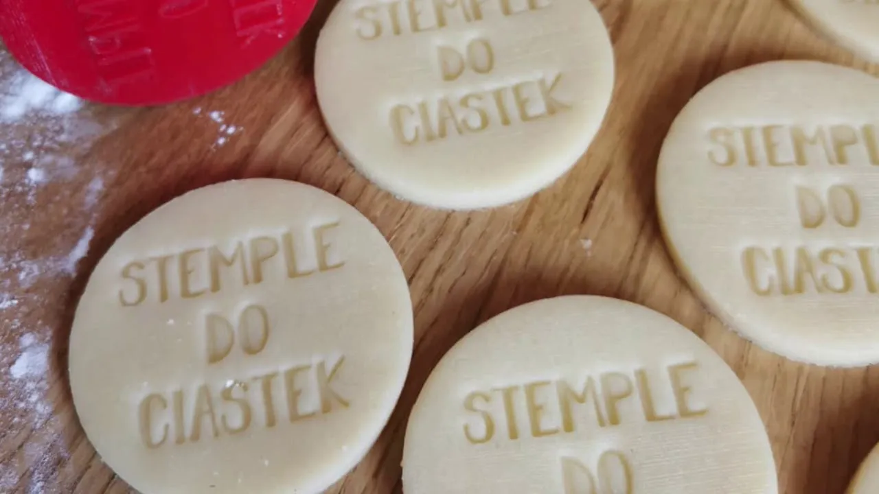 Zdjęcie Jak używać stempli do ciastek, aby uniknąć przywierania i uzyskać idealne wzory