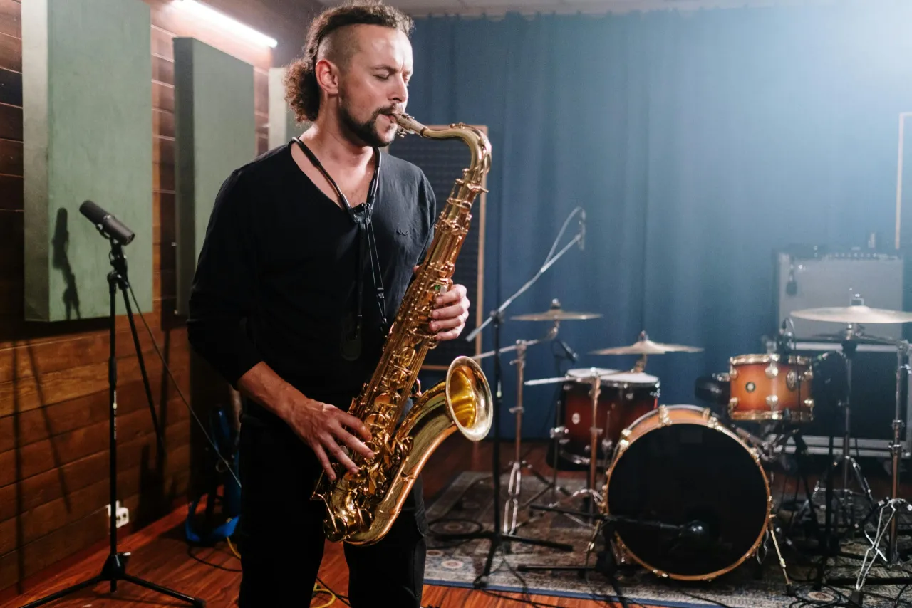 Zdjęcie Historia saksofonu jazz: od militarnych orkiestr do króla improwizacji