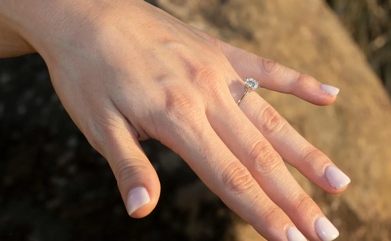 Zdjęcie Obrączka na której ręce? Poznaj tradycje i symbolikę noszenia