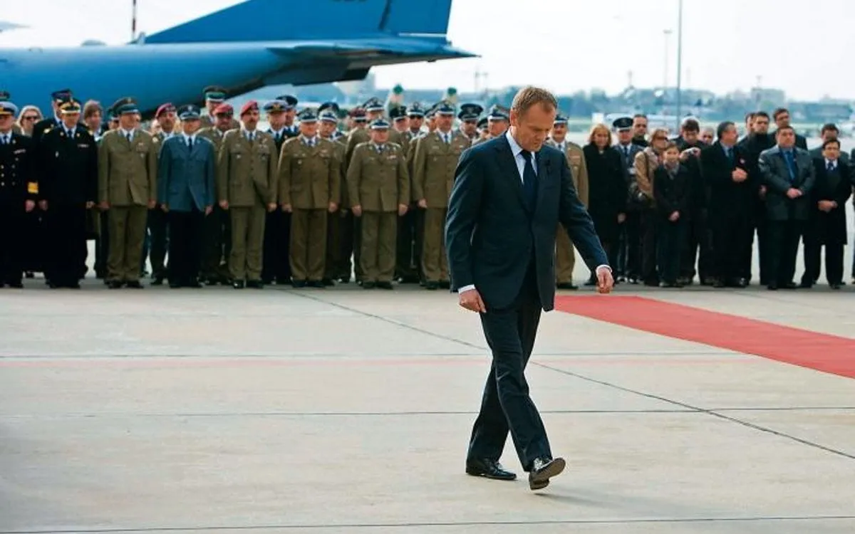 Zdjęcie Czym tusk poleciał do smoleńska? Odkryj tajemnice lotu i polityki