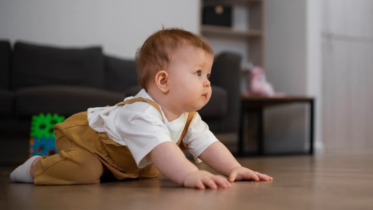 Zdjęcie Pełzanie niemowlaka: Kiedy? Jak wspierać? Co powinno niepokoić?