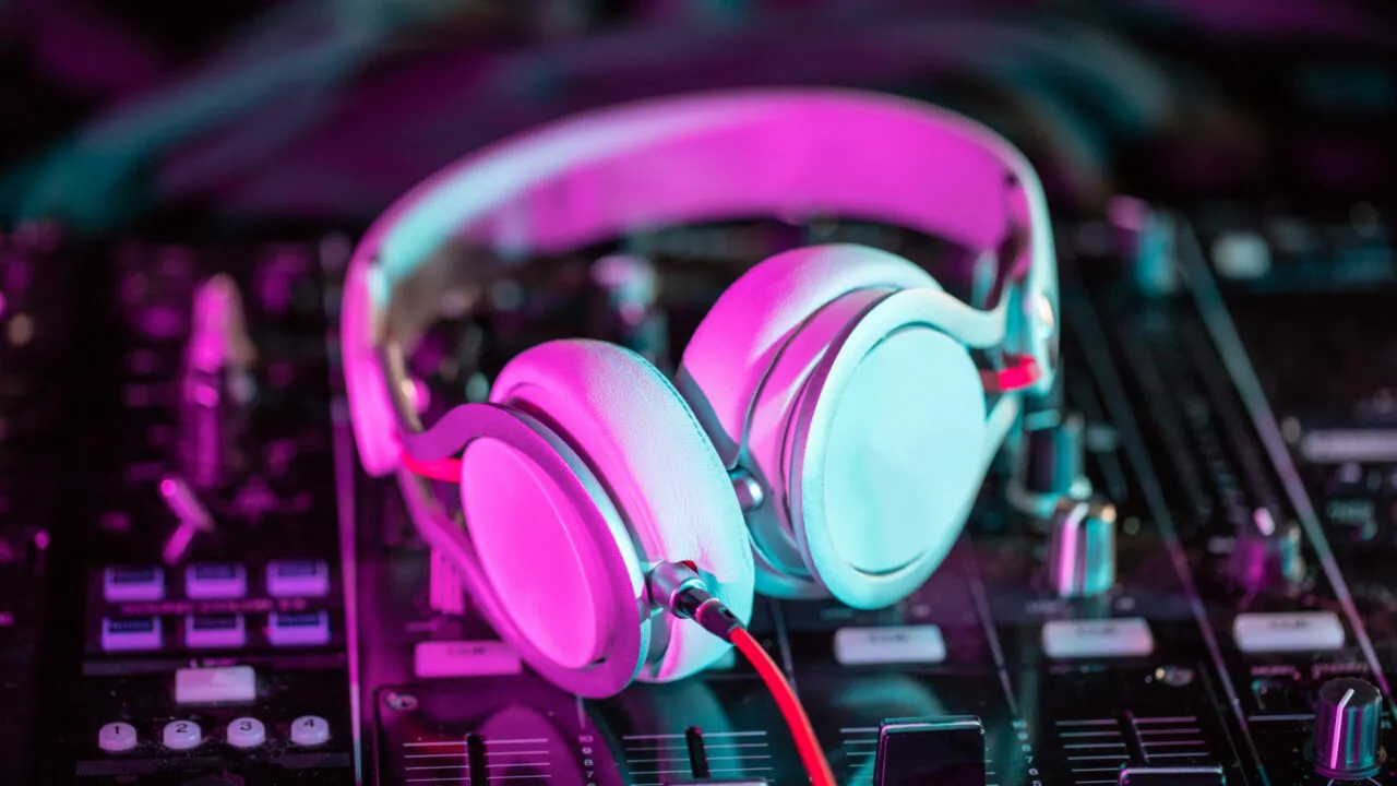 Zdjęcie Muzyka elektroniczna lata 70: kluczowe albumy i artyści, którzy zmienili świat