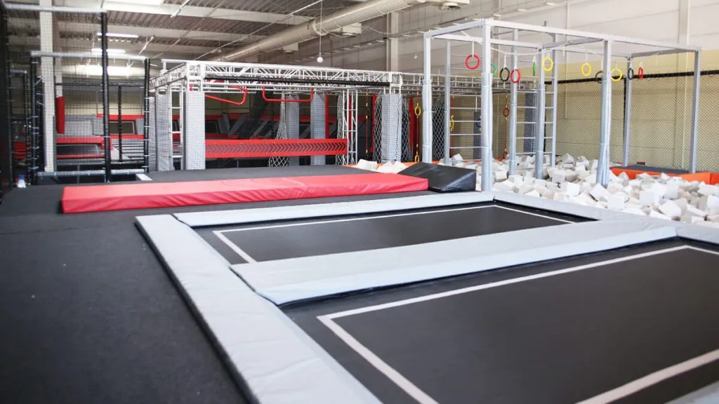Zdjęcie Ile kosztuje budowa parku trampolin? Poznaj ukryte wydatki i oszczędności