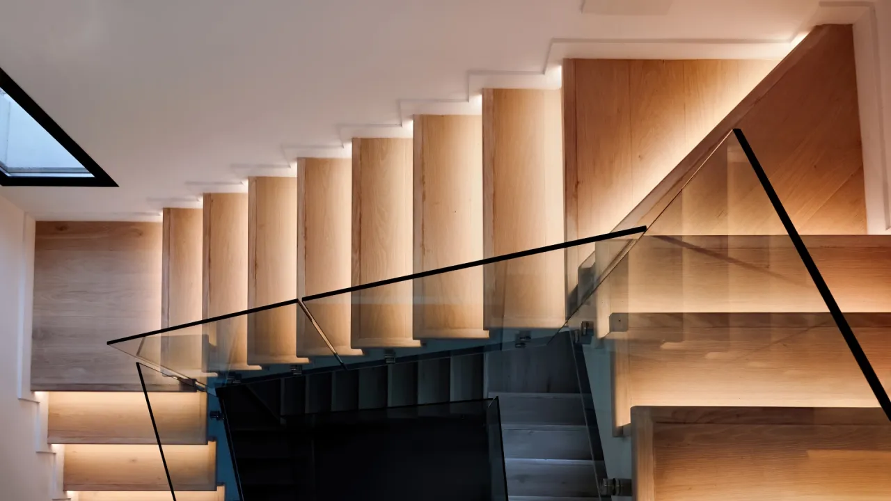 Zdjęcie Jak skutecznie odnowić boazerię na klatce schodowej i uniknąć błędów