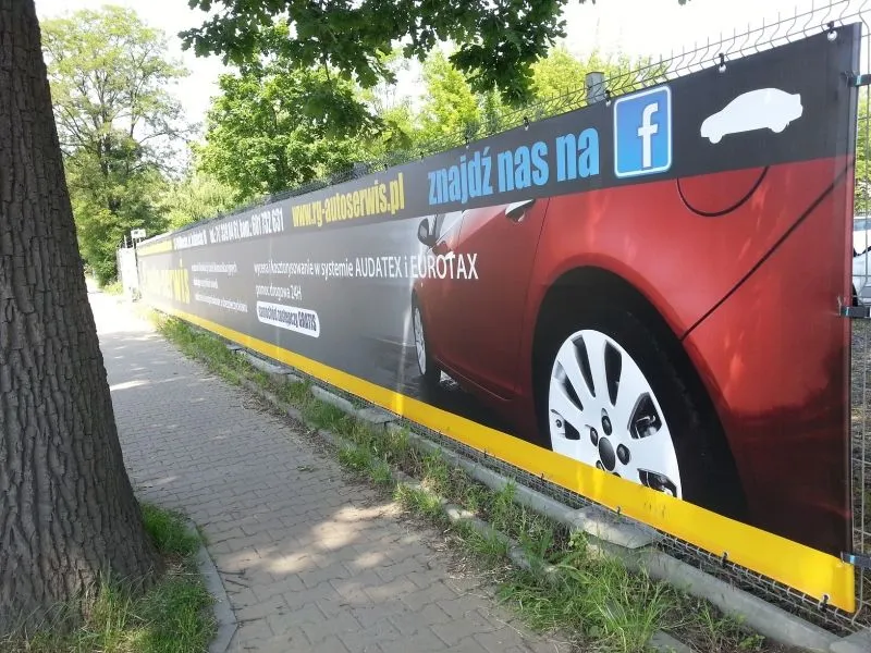 Zdjęcie Czy można powiesić baner na płocie? Poznaj zasady i ryzyka