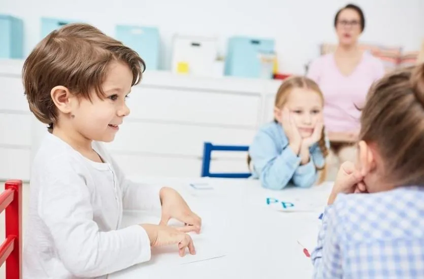 Zdjęcie Czy dzieci niesłyszące gaworzą? Odkryj ich unikalne sposoby komunikacji