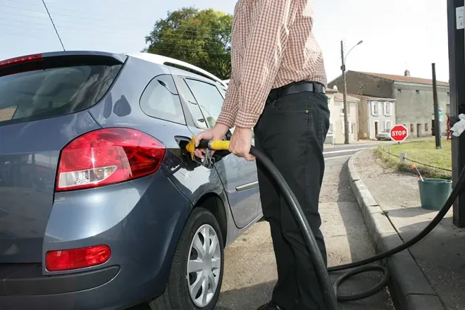 Zdjęcie Czy można tankować auto na zapalonym silniku? Sprawdź ryzyko i bezpieczeństwo