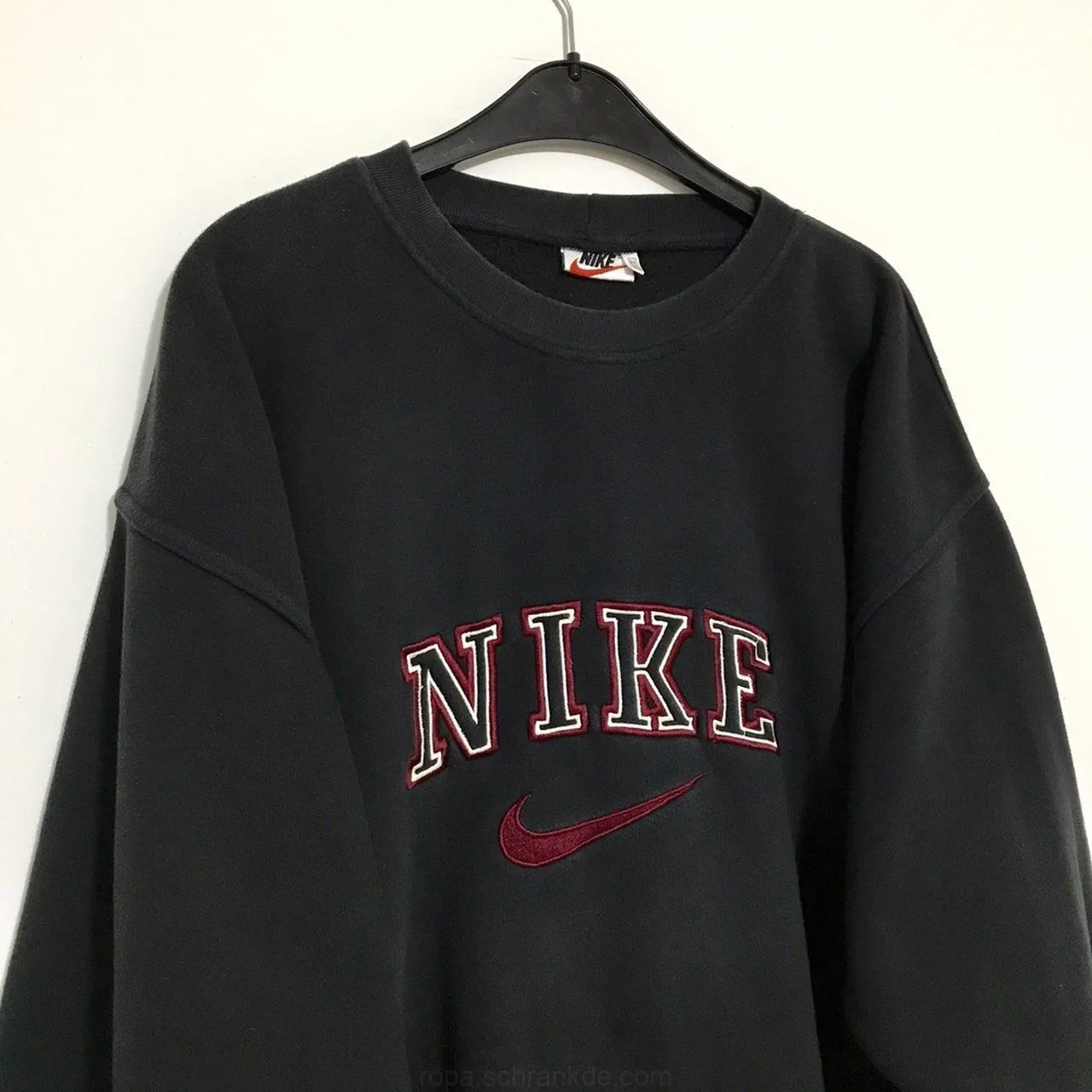 Zdjęcie Gdzie kupić bluzy Nike vintage? Najlepsze miejsca i porady zakupowe
