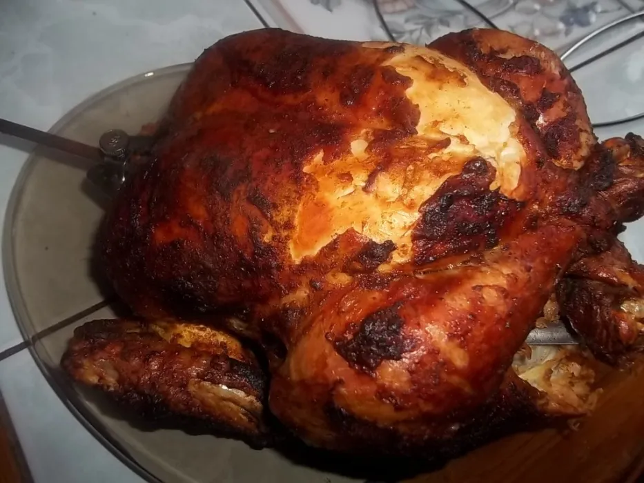 Zdjęcie Idealny kurczak na rożnie: mistrz grillowania zdradza sekrety perfekcyjnego nabicia