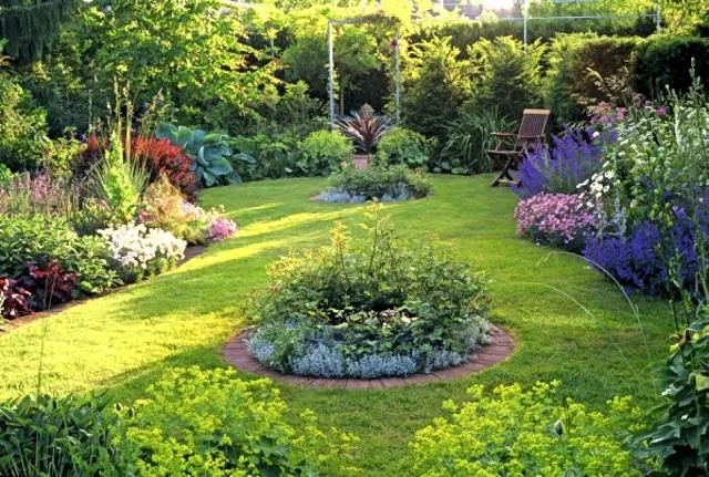 Zdjęcie Jak zaprojektować ogr&oacute;d? Poradnik DIY: od planu po rośliny!