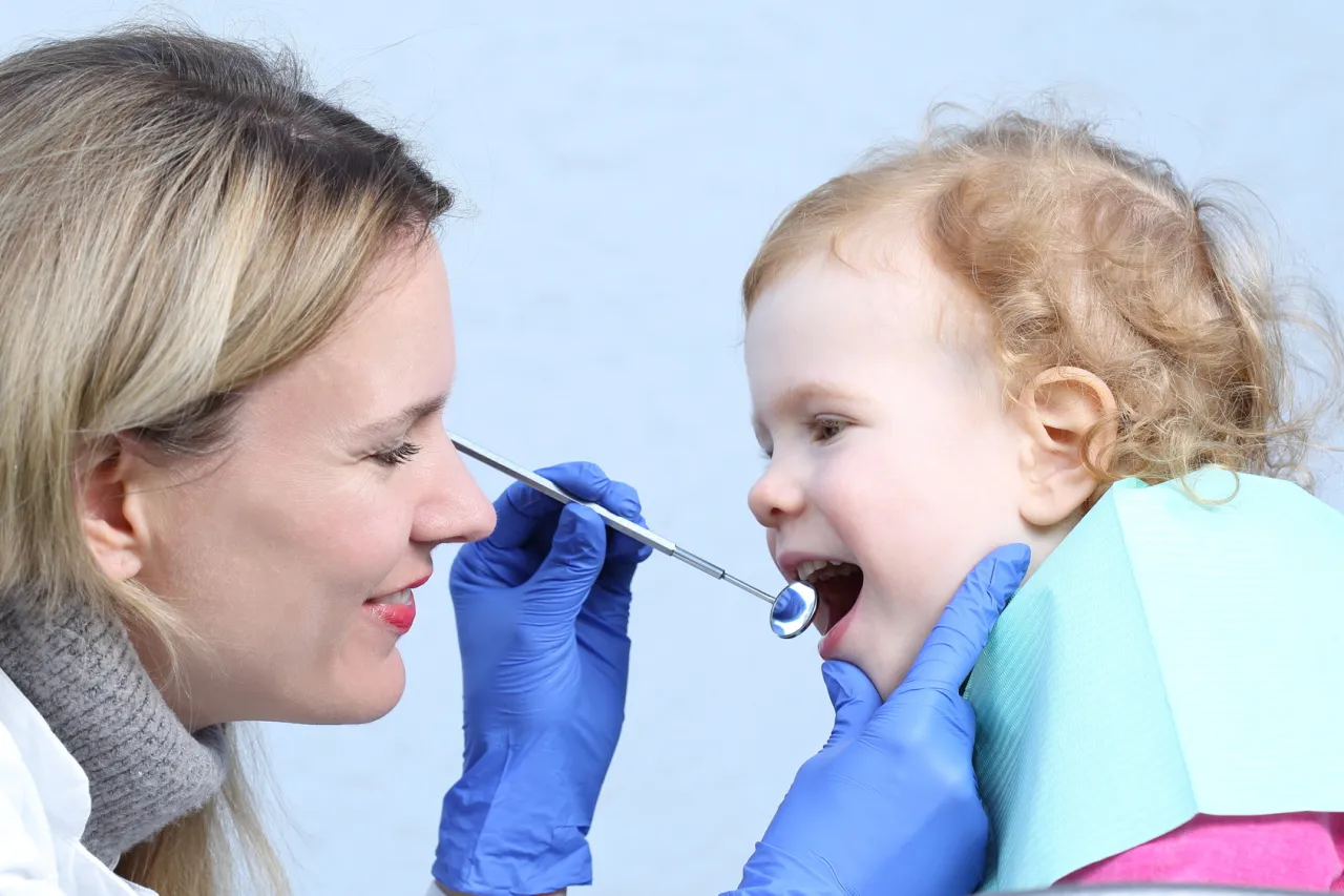 Zdjęcie Kiedy z dzieckiem do dentysty? Kluczowe momenty i porady dla rodziców