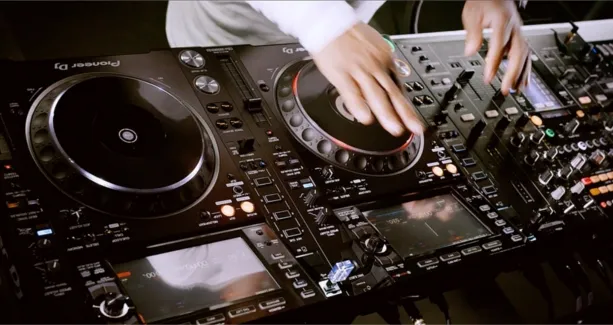 Zdjęcie Na czym gra DJ? Odkryj niezbędny sprzęt do miksowania muzyki