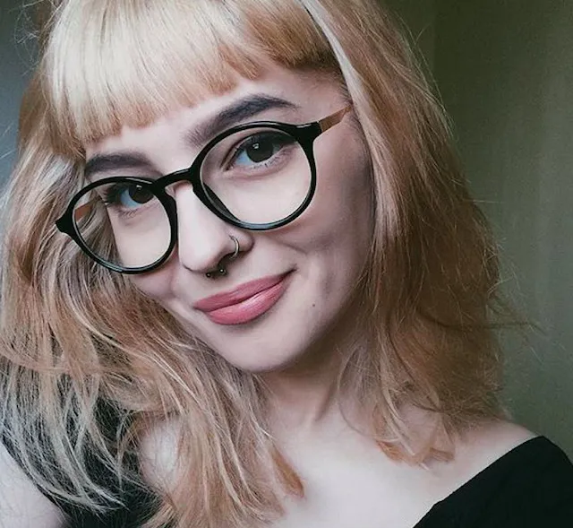 Zdjęcie Fryzura dla okrągłej twarzy w okularach – unikaj tych błędów stylizacyjnych