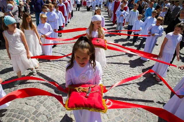Zdjęcie Czy nie pójście do komunii to grzech? Konsekwencje i odpowiedź Kościoła