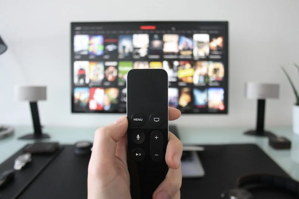 Zdjęcie Jak włączyć telewizor bez pilota? Proste metody na każdy model