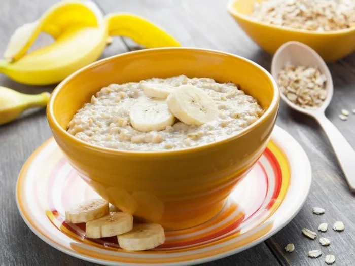 Zdjęcie Ile kalorii ma owsianka na wodzie z bananem? Zaskakujące wartości!