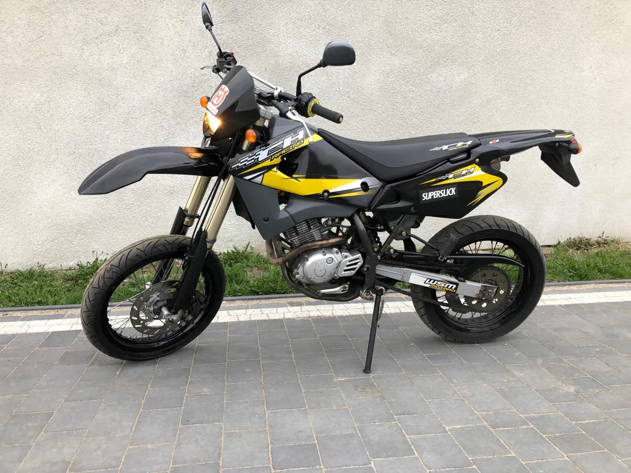 Zdjęcie Husqvarna SMR 125 - idealny motocykl dla początkujących jeźdźców