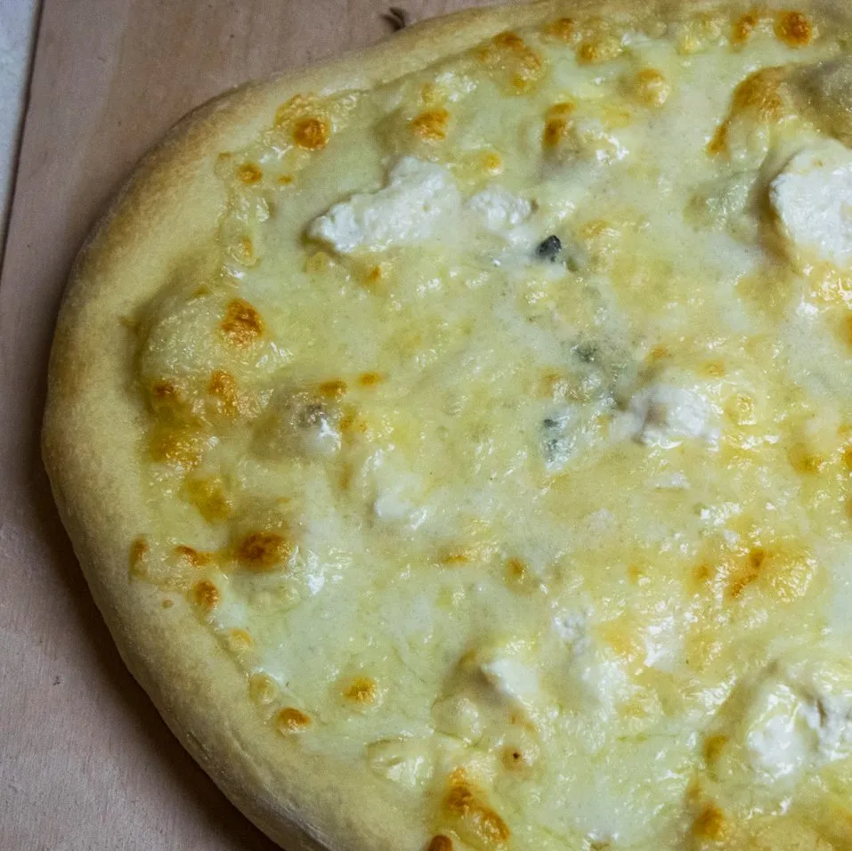 Zdjęcie Pizza serowa jakie sery - odkryj idealne połączenia smaków
