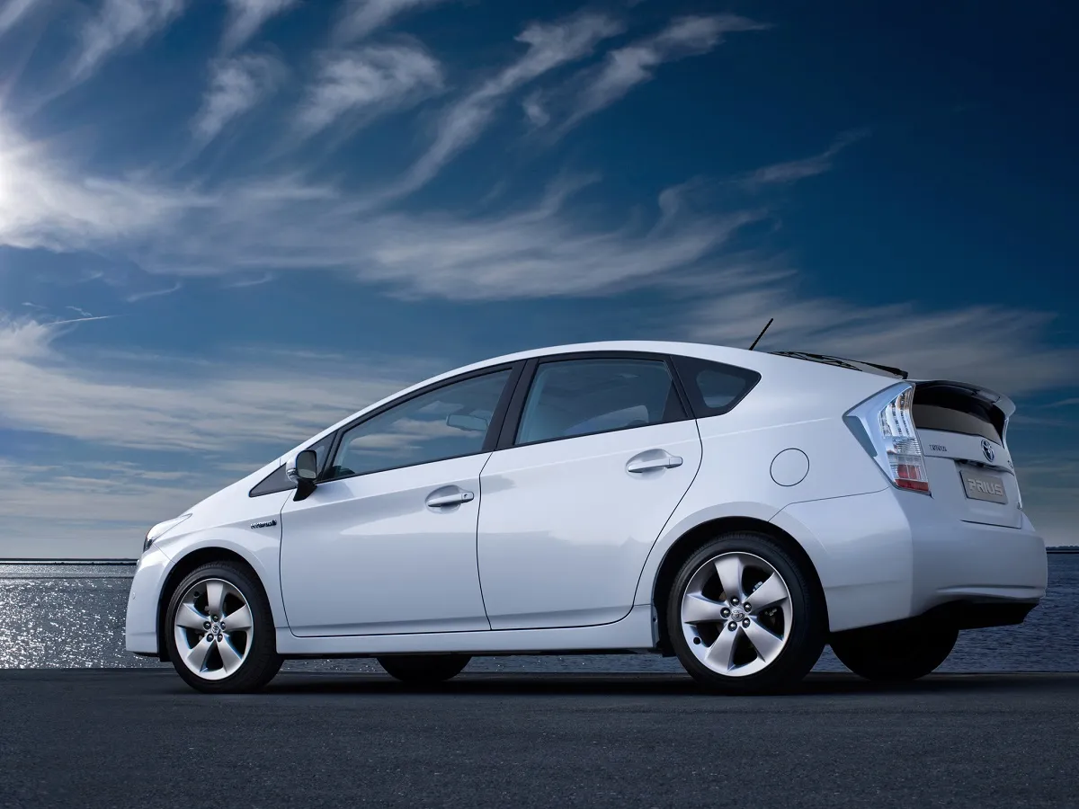 Zdjęcie Czy warto kupić używaną Toyotę Prius? Odkryj ukryte wady i zalety