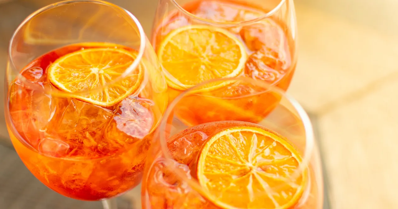 Zdjęcie Ile kalorii ma aperol spritz? Zaskakujące fakty o napoju!