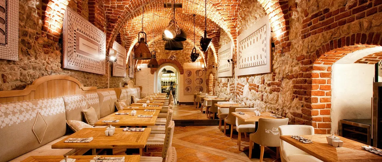 Zdjęcie Jakie restauracje na rynku w Krakowie zachwycają kubki smakowe?