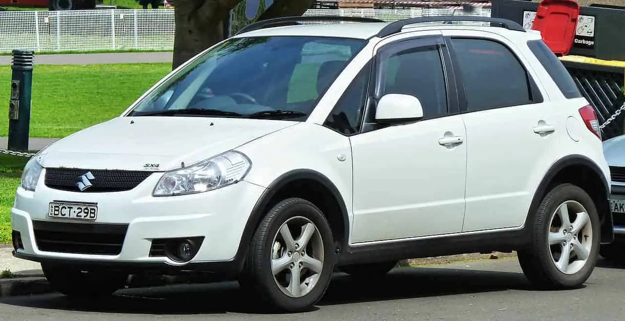 Zdjęcie Gdzie są bezpieczniki w Suzuki SX4? Kluczowe lokalizacje i funkcje